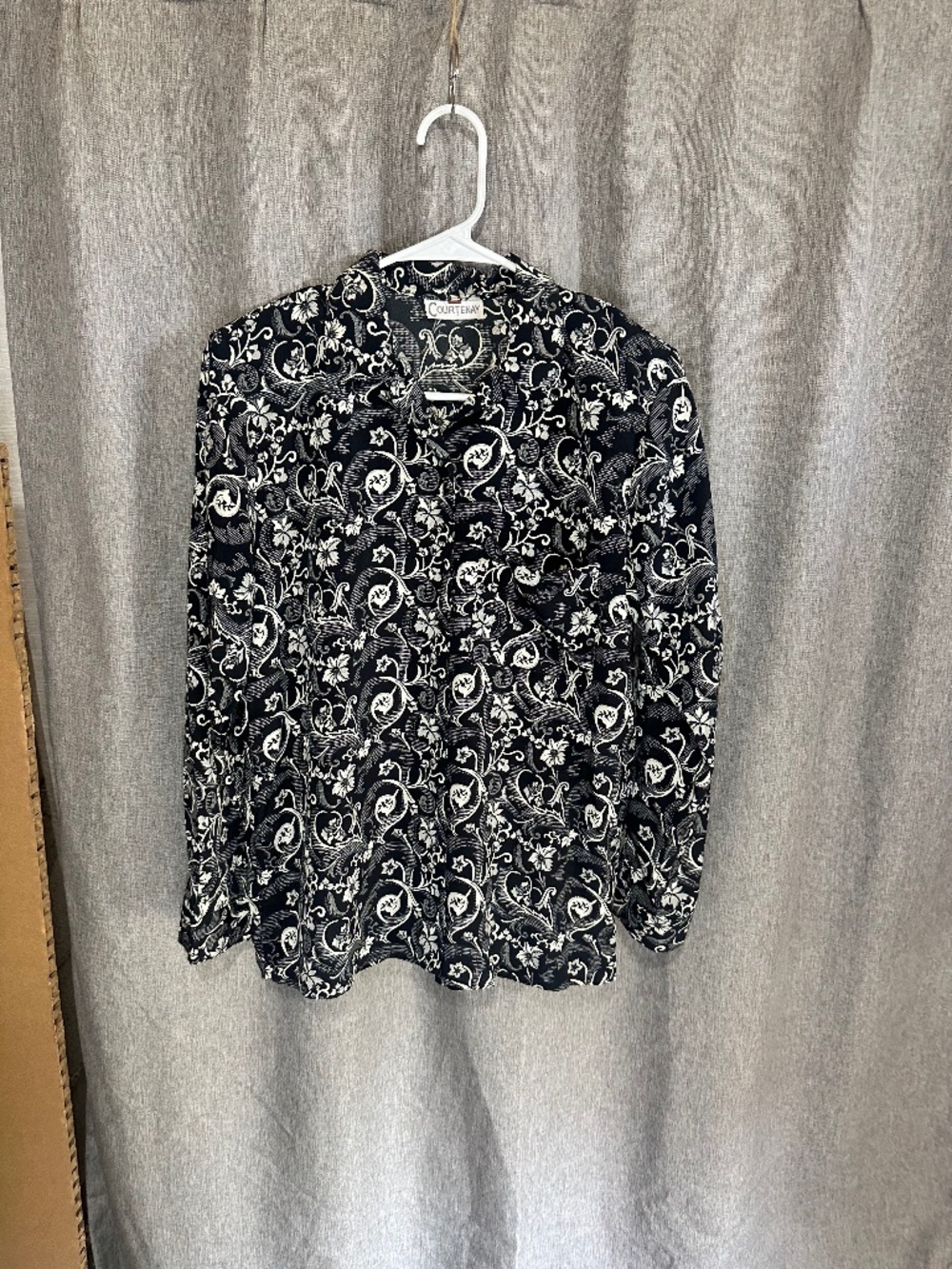 Vintage Courtnay Black & White Paisley Floral Button Down Blouse Shirt